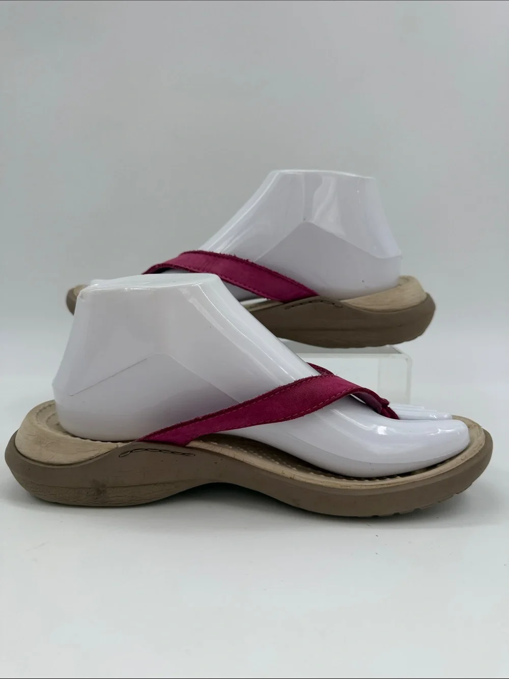 CROCS Capri IV Women's Size 7.0 Fuchsia Suede Cream Footbed